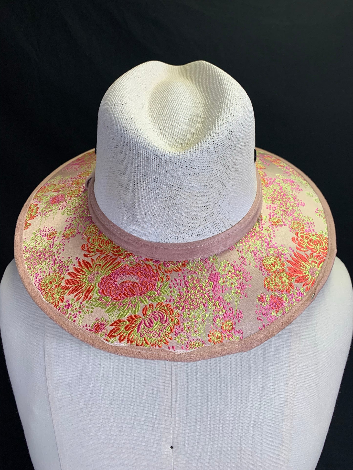Lucia Sombrero Bordado, Lucia Embroidered Satin Hat