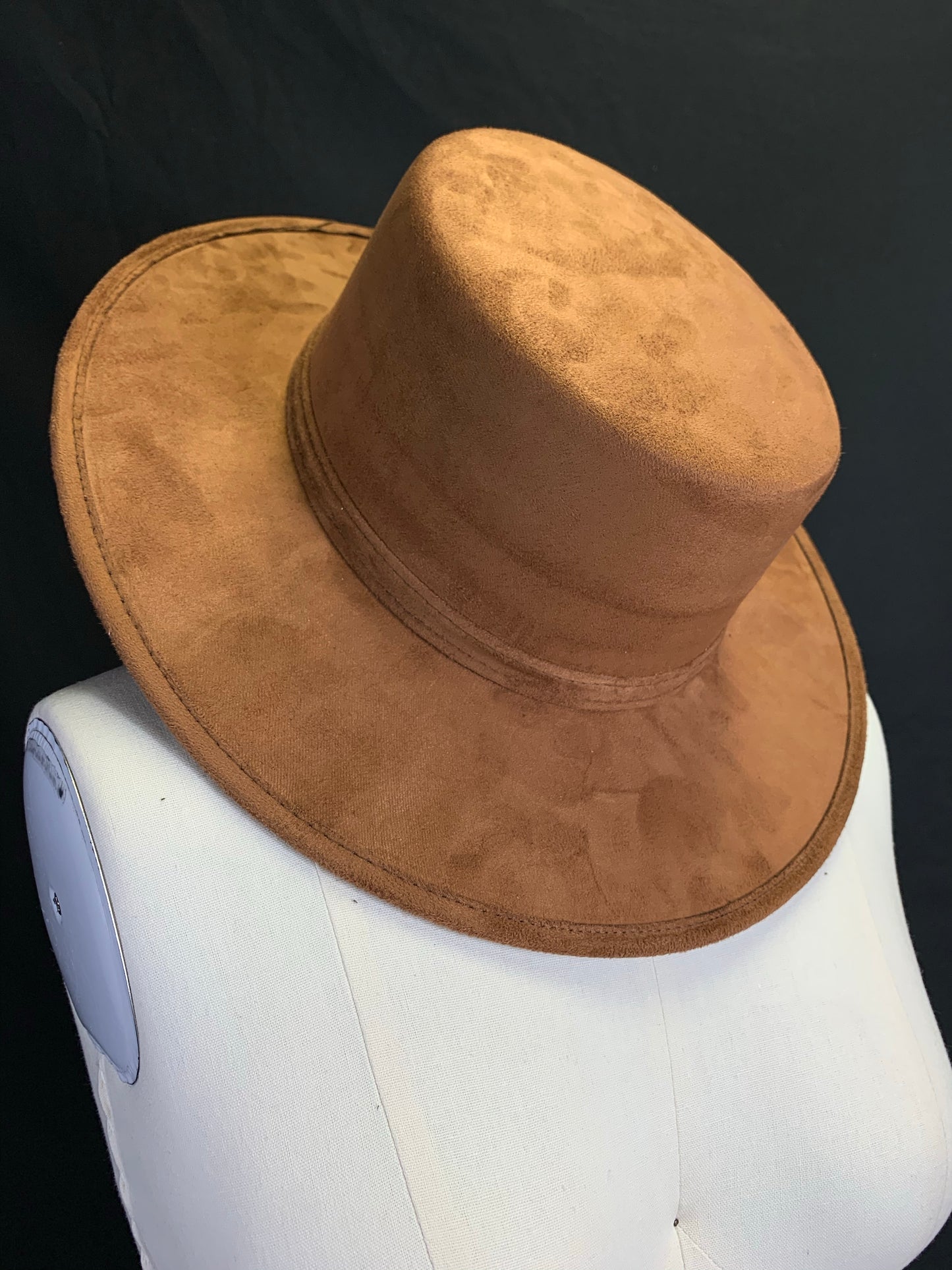 Flat Top Suede Hat, Sombrero Plano de Gamuza