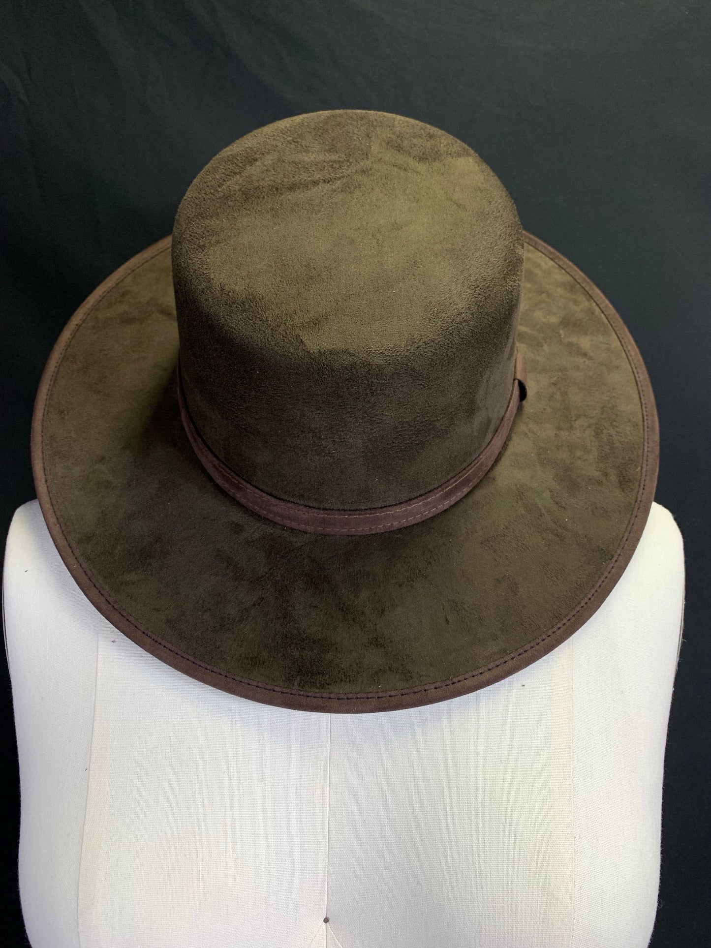 Flat Top Suede Hat, Sombrero Plano de Gamuza