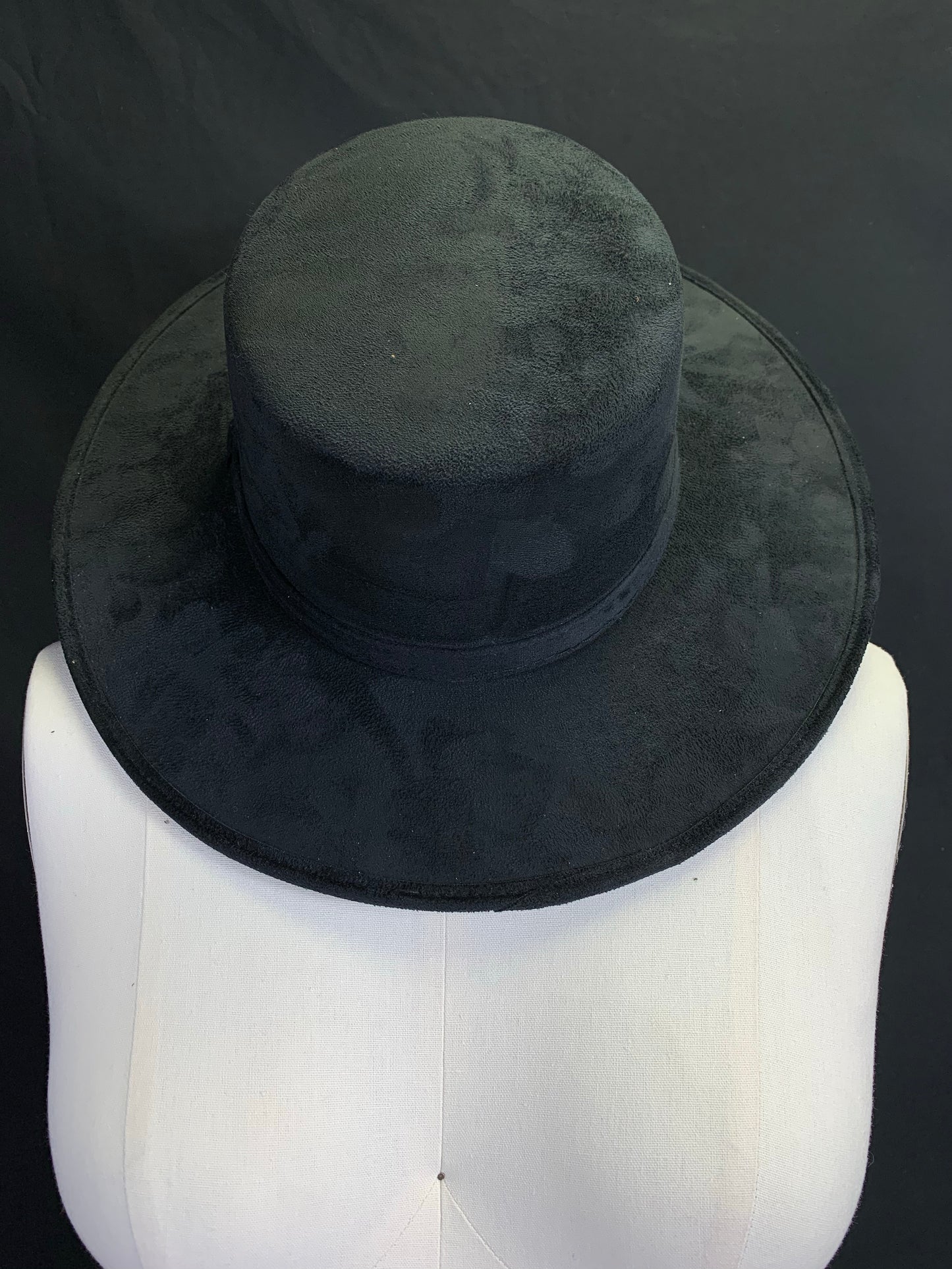 Flat Top Suede Hat, Sombrero Plano de Gamuza