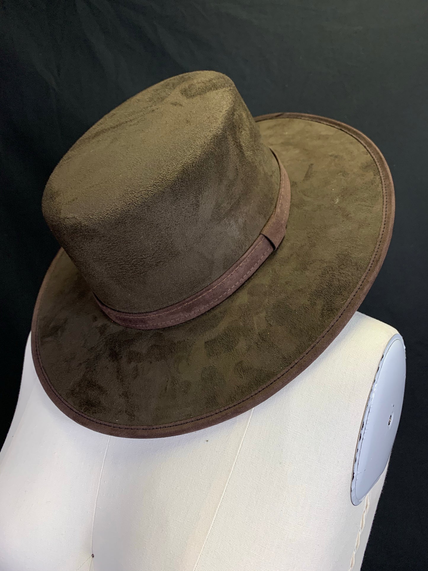 Flat Top Suede Hat, Sombrero Plano de Gamuza