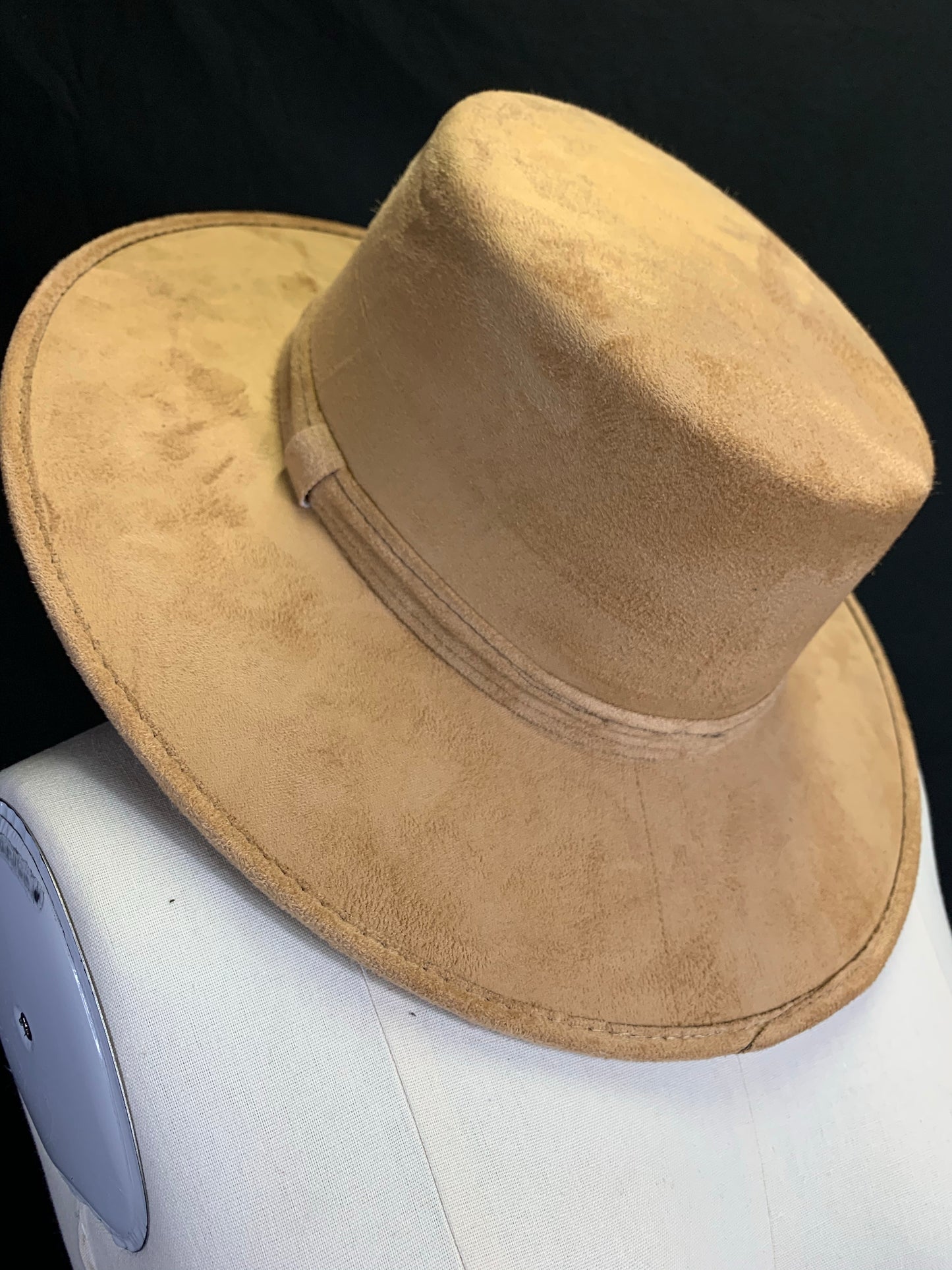 Flat Top Suede Hat, Sombrero Plano de Gamuza