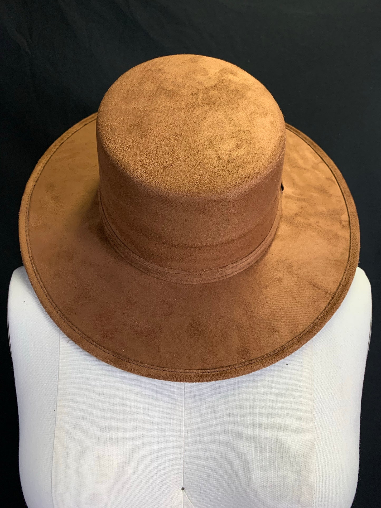 Flat Top Suede Hat, Sombrero Plano de Gamuza