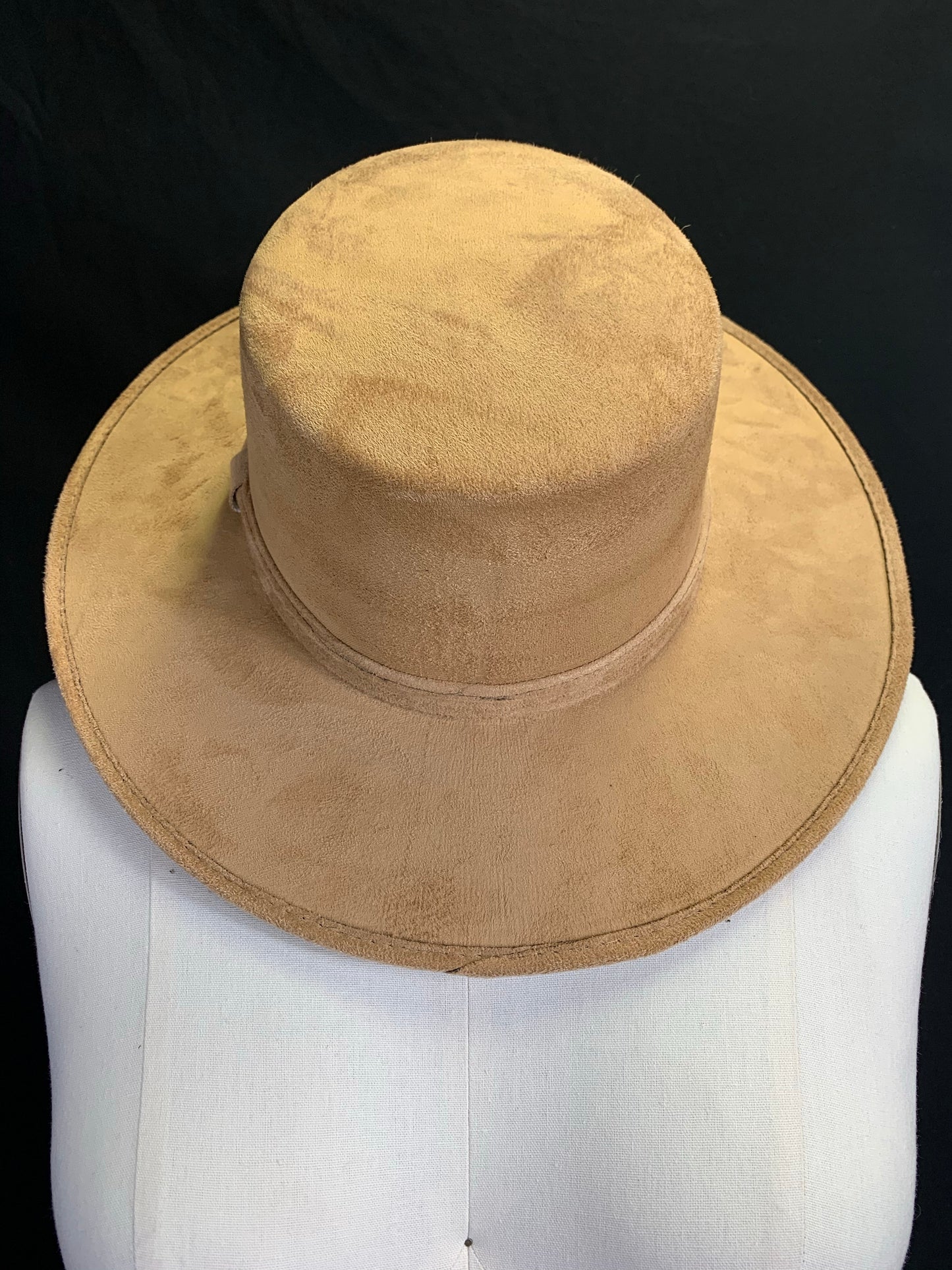 Flat Top Suede Hat, Sombrero Plano de Gamuza