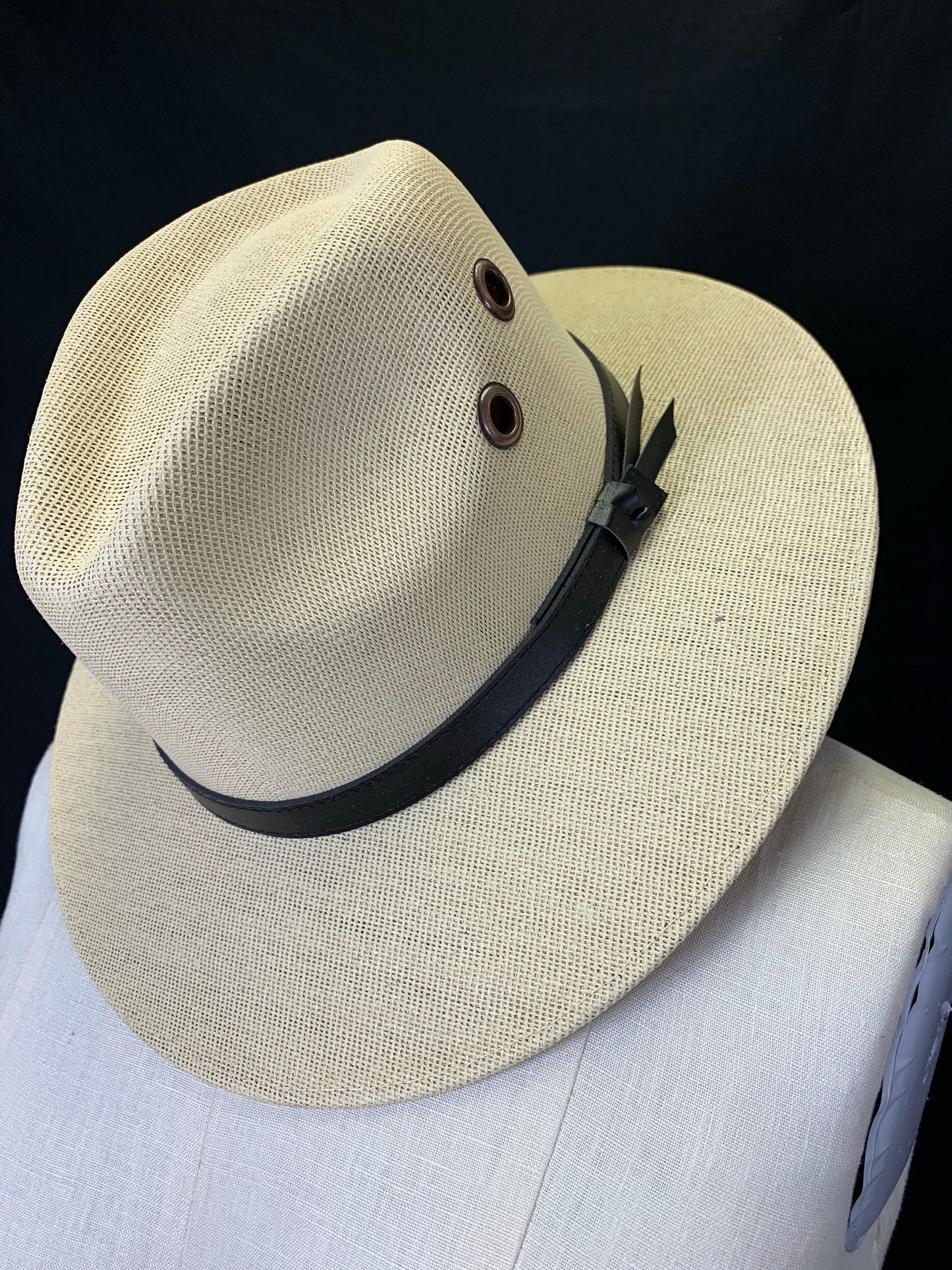 Sombrero Mexicano Con Banda de Piel Negra, Mexican Hat with Black leather Band